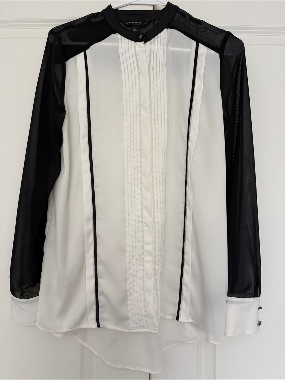 NWOT Rock and Republic Black and White Sheer Sleeve Pleated Front Blouse